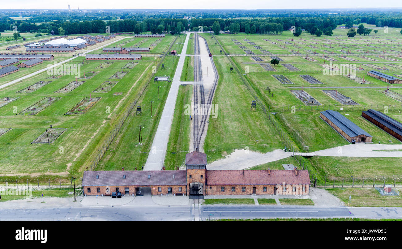 Das Tor des ehemaligen KZ Auschwitz-Birkenau in Oswiecim, Polen, 26. Juni 2017 (mit einer Drohne) gesehen werden. Die wichtigsten paramilitärischen Organisation im nationalsozialistischen Deutschland, SS (Schutzstaffel, lit. "Schutz Squadron"), lief die Konzentrations- und Vernichtungslager zwischen 1940 und 1945. Eingehende Deportierten wurden in verschiedene Gruppen, die auf der Rampe zwischen den Tracks ausgewählt, nachdem Sie in Birkenau angekommen. Die Menschen, die nicht in der Lage waren zu arbeiten (ältere Menschen, Menschen mit schwachen, Frauen, Kinder) waren manchmal zu den Gaskammern direkt ohne Registrierung gesendet. Etwa 1,1 bis 1,5 Millionen Menschen, die meisten Stockfoto