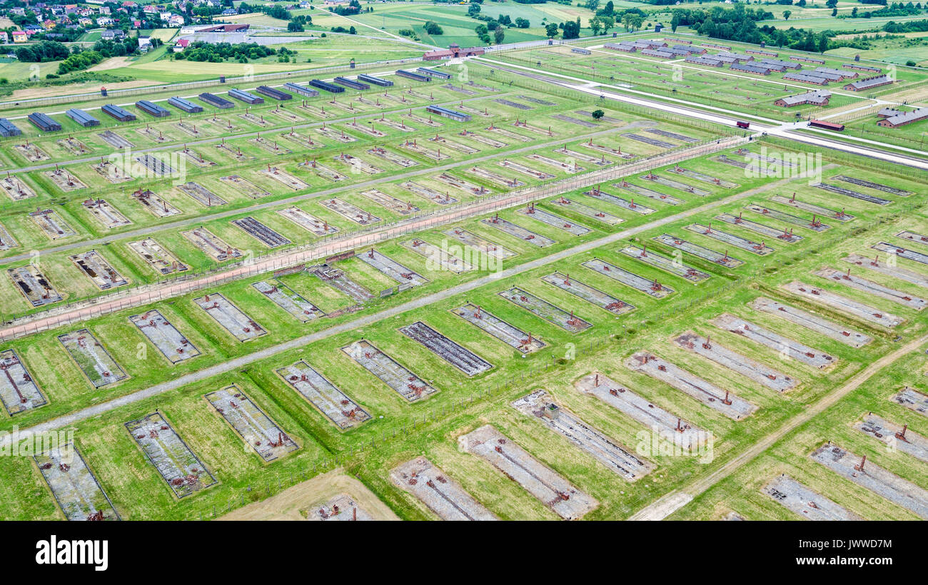 Die Fundamente der ehemaligen Kaserne des ehemaligen KZ Auschwitz-Birkenau in Oswiecim, Polen, 26. Juni 2017 (mit Drone entnommen). Die wichtigsten paramilitärischen Organisation im nationalsozialistischen Deutschland, SS (Schutzstaffel, lit. "Schutz Squadron"), lief die Konzentrations- und Vernichtungslager zwischen 1940 und 1945. Eingehende Deportierten wurden in verschiedene Gruppen, die auf der Rampe zwischen den Tracks ausgewählt, nachdem Sie in Birkenau angekommen. Die Menschen, die nicht in der Lage waren zu arbeiten (ältere Menschen, Menschen mit schwachen, Frauen, Kinder) waren manchmal zu den Gaskammern direkt ohne Registrierung gesendet. Etwa 1,1 bis 1,5 Mio. Stockfoto