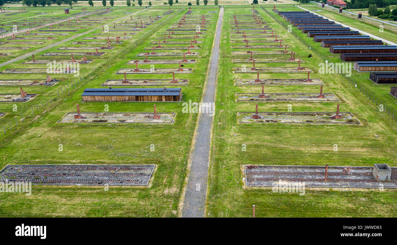 Im ehemaligen Konzentrationslager Auschwitz-Birkenau in Oswiecim, Polen, 26. Juni 2017 (mit einer Drohne) gesehen werden. Die wichtigsten paramilitärischen Organisation im nationalsozialistischen Deutschland, SS (Schutzstaffel, lit. "Schutz Squadron"), lief die Konzentrations- und Vernichtungslager zwischen 1940 und 1945. Eingehende Deportierten wurden in verschiedene Gruppen, die auf der Rampe zwischen den Tracks ausgewählt, nachdem Sie in Birkenau angekommen. Die Menschen, die nicht in der Lage waren zu arbeiten (ältere Menschen, Menschen mit schwachen, Frauen, Kinder) waren manchmal zu den Gaskammern direkt ohne Registrierung gesendet. Etwa 1,1 bis 1,5 Millionen Menschen, die meisten von ihnen Juden Stockfoto