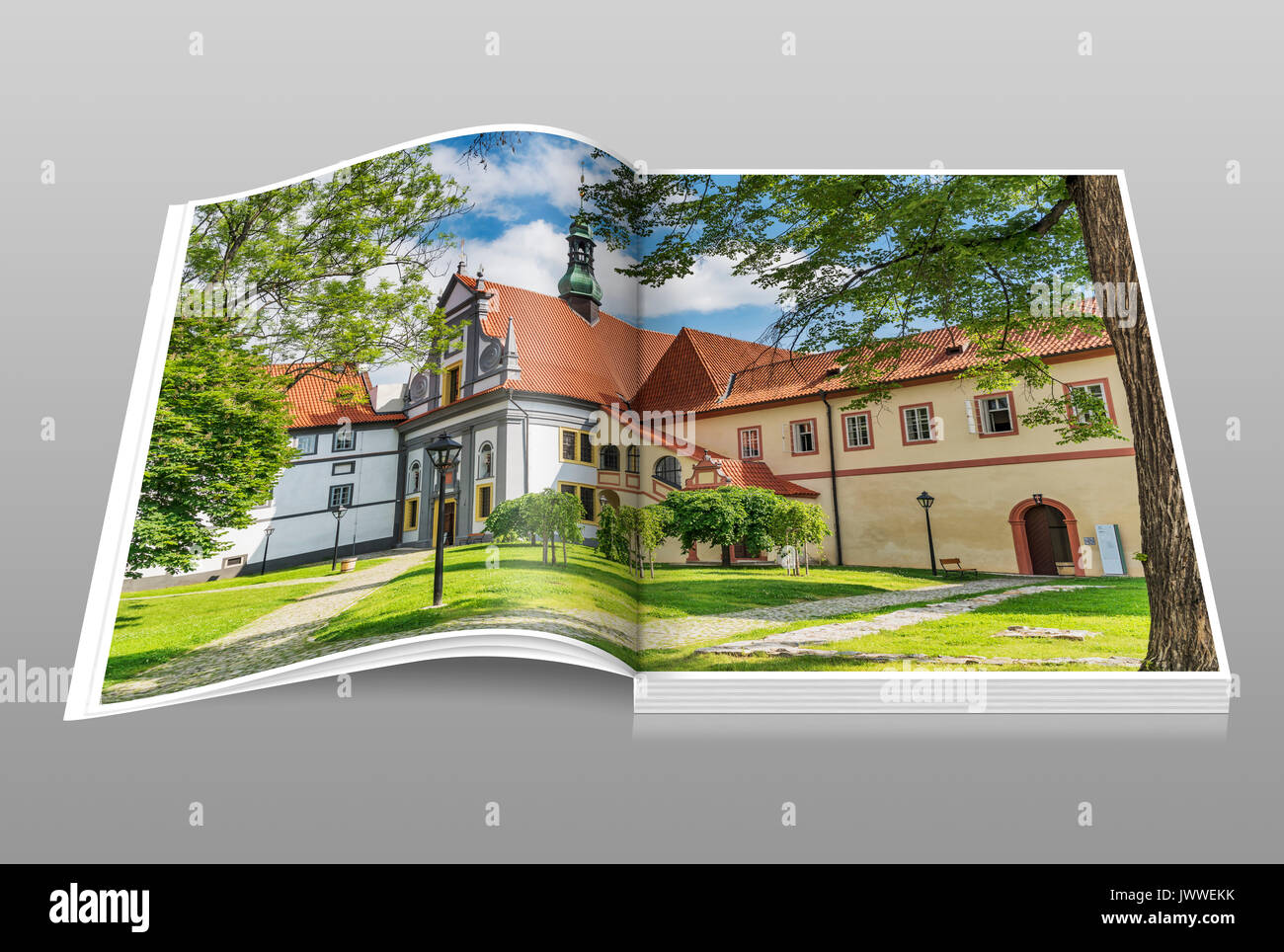 Das Minoritenkloster mit der Kirche von Corpus Christi ist, Cesky Krumlov, Böhmen, Jihocesky kraj, Tschechische Republik, Europa Stockfoto