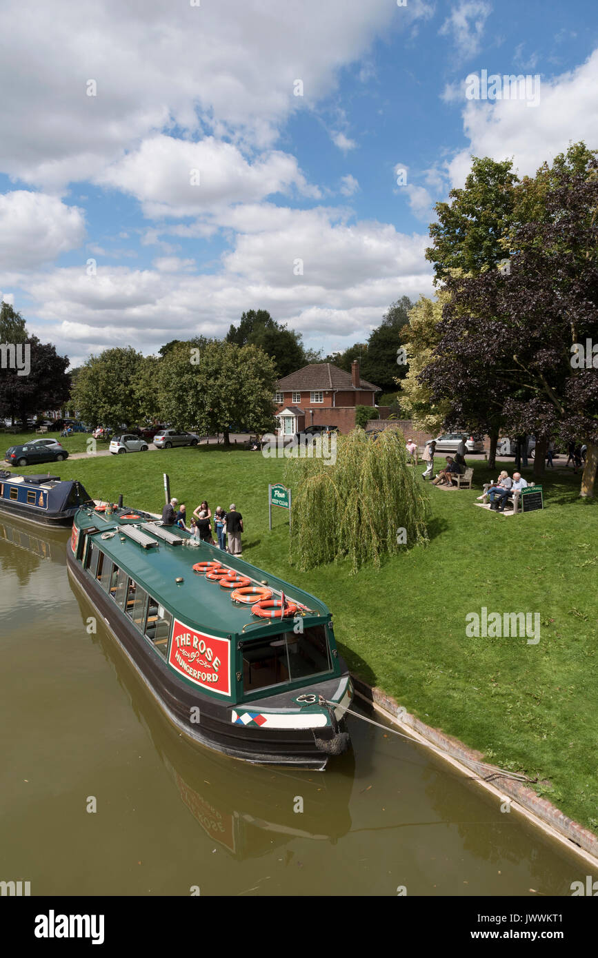 15-04 auf dem Kennet und Avon Kanal in Hungerford Berkshire England UK. Die Rose ein öffentliches Boot für Kreuzfahrten auf den Kanal. Stockfoto