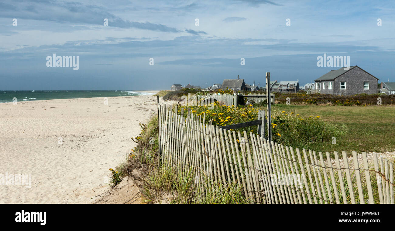 Verwitterten Häuser und Drift Zaun, Madaket Strand, Nantucket Island Stockfoto