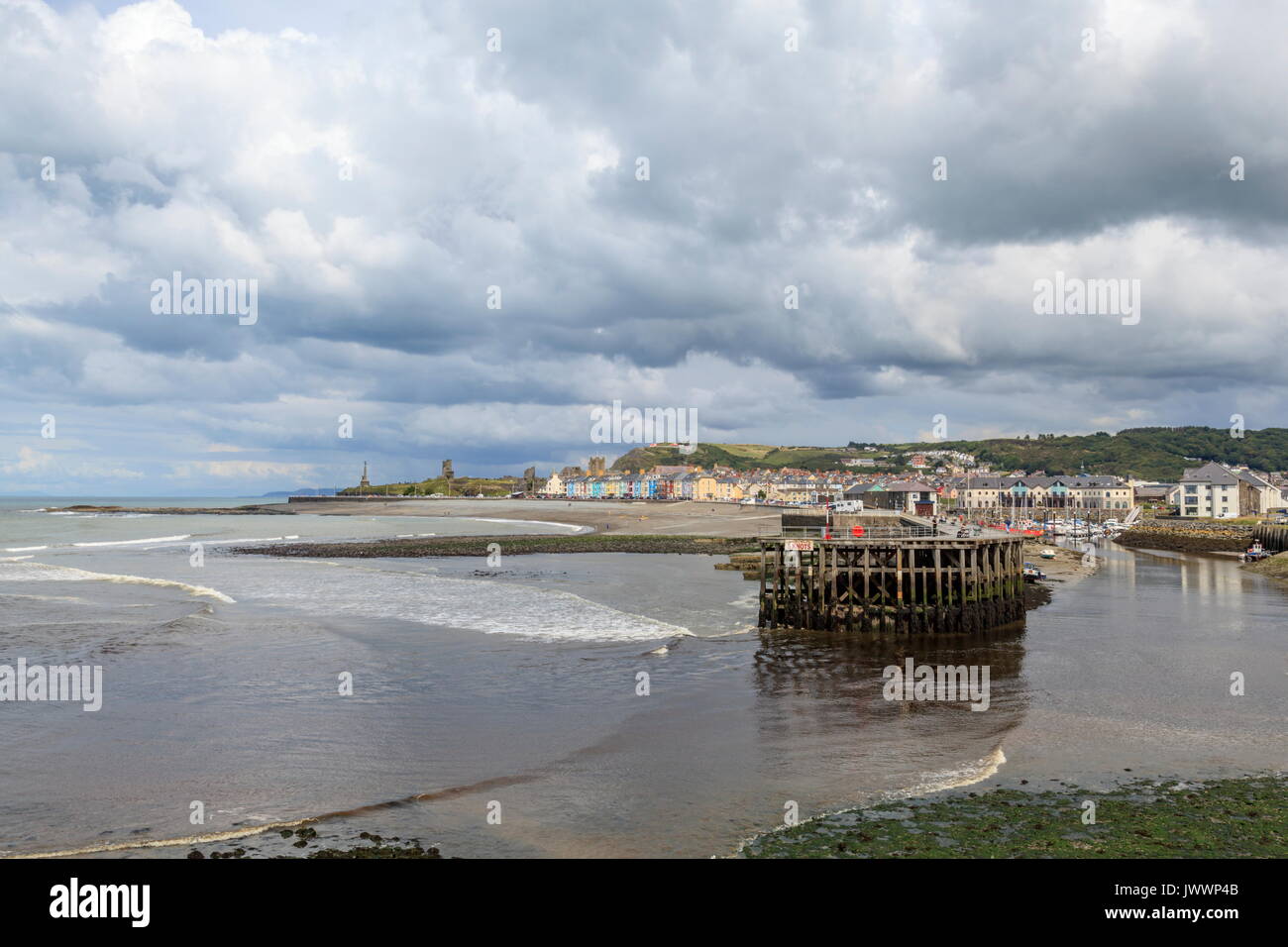 Blick über den Fluss Ystwyth zum Hafen Wellenbrecher und Aberystwyth South Beach. Die Reste des alten Schlosses können am Ende von t gesehen werden. Stockfoto