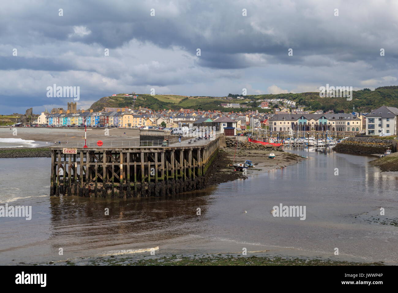 Blick über den Fluss Ystwyth zum Hafen Wellenbrecher und Aberystwyth South Beach. Die Reste des alten Schlosses können am Ende von t gesehen werden. Stockfoto