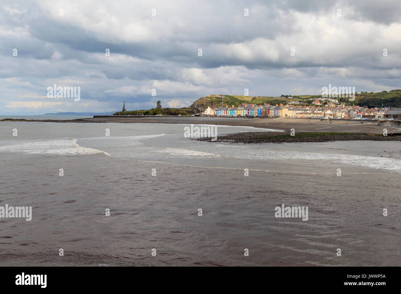 Blick über den Fluss Ystwyth an Aberystwyth South Beach. Die Reste des alten Schlosses können am Ende der Strand gesehen werden. Stockfoto