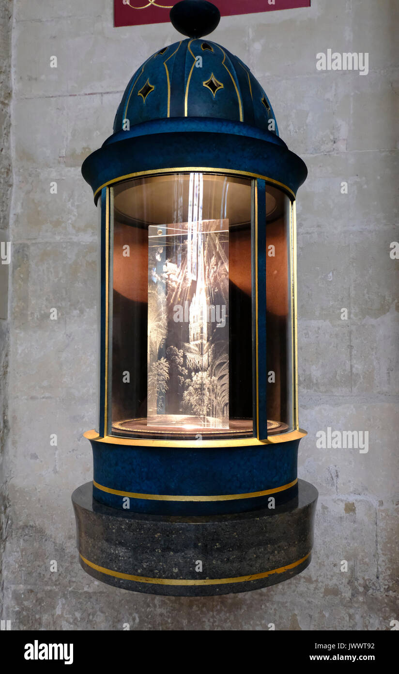 Prisma aus Glas der Kathedrale von Salisbury, auf der Kathedrale von Salisbury, Wiltshire, UK, Es wurde von Sir Laurence Whistlerin Gedächtnis von seinem Brot konzipiert Stockfoto