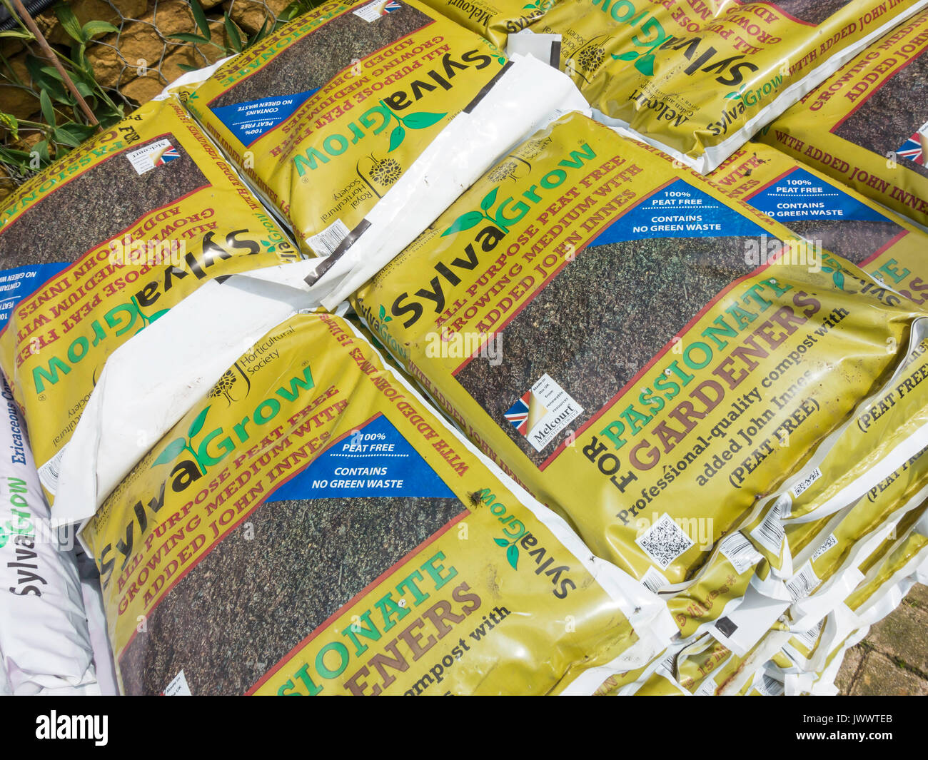 Ein Stapel von Taschen von Sylva Growell Zweck Torf frei wachsende Medium mit John Innes Kompost in einem Gartencenter Stockfoto