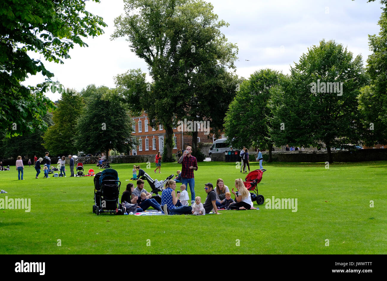 Familie und Freunde Picknick auf dem Gelände der Kathedrale von Salisbury, Wiltshire, UK Stockfoto