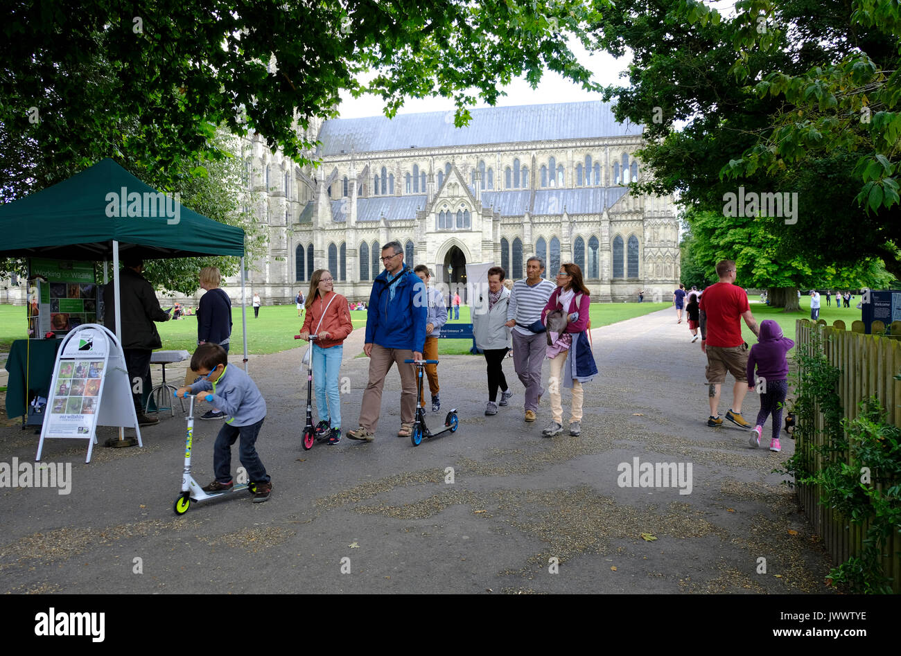 Sommer Touristen, die in der Kathedrale von Salisbury, Wiltshire, UK Stockfoto