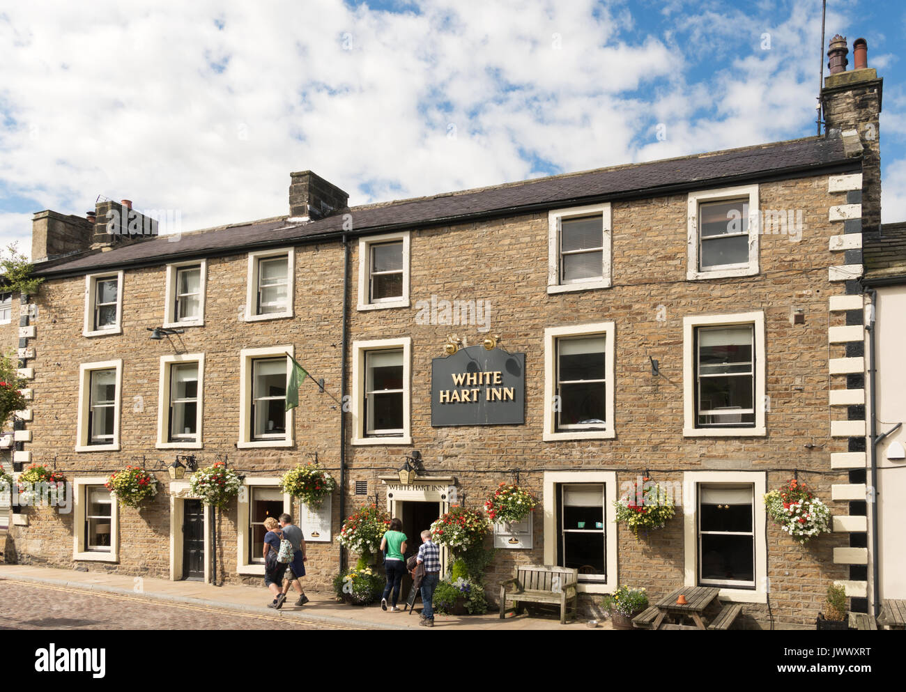 Menschen, die das White Hart Inn, Hawes, Wensleydale, North Yorkshire, England, Großbritannien Stockfoto