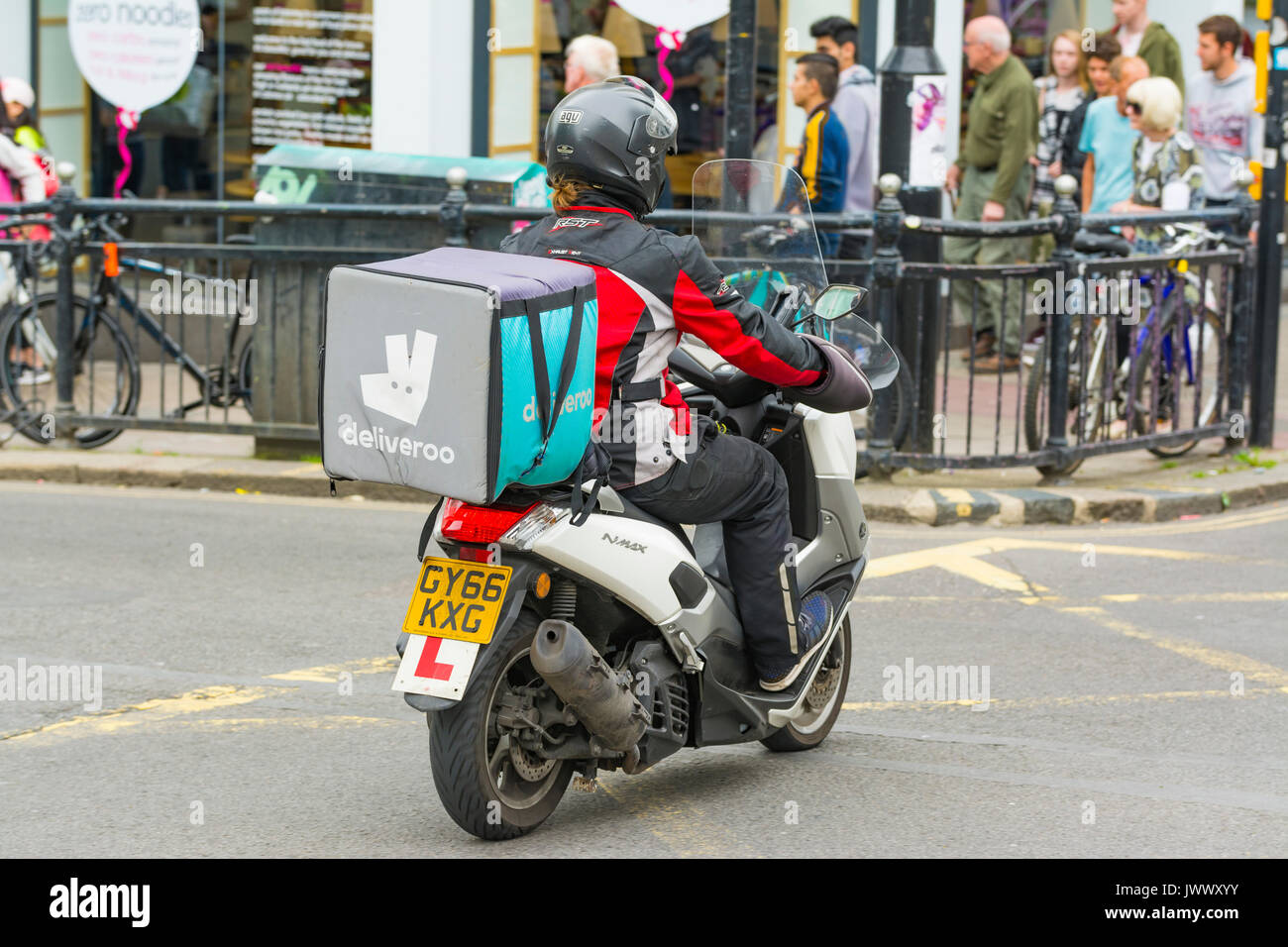 Deliveroo. Deliveroo Lieferungen Motorradfahrer in Brighton, East Sussex, England, UK. Stockfoto