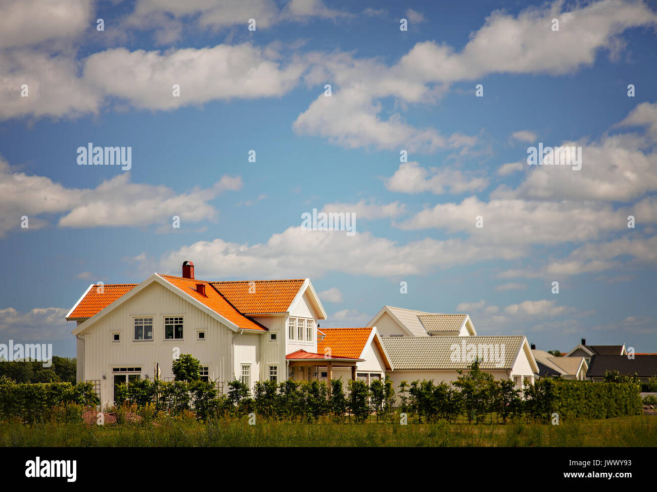 Bild der weissen Häuser aus Holz, im typisch skandinavischen Stil. Stockfoto