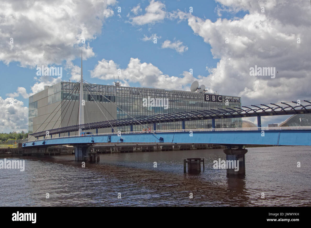 Glocken Brücke an die BBC Schottland Pacific Quay am Fluss Clyde Stockfoto