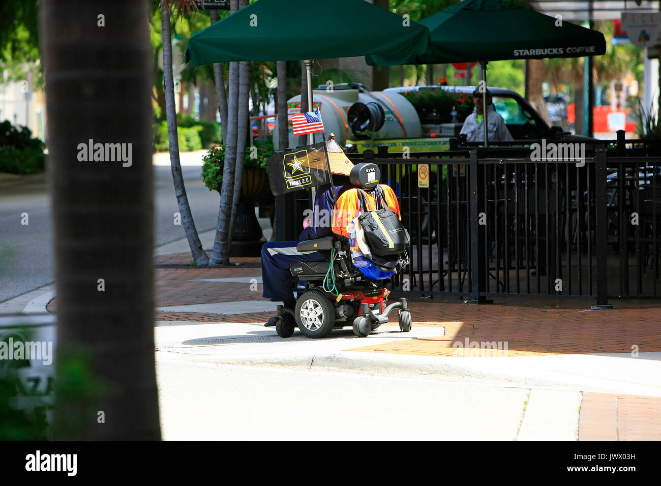 Deaktiviert army Veteran in seinem motorisierten Rollstuhl in der Innenstadt von Sarasota, FL, USA Stockfoto