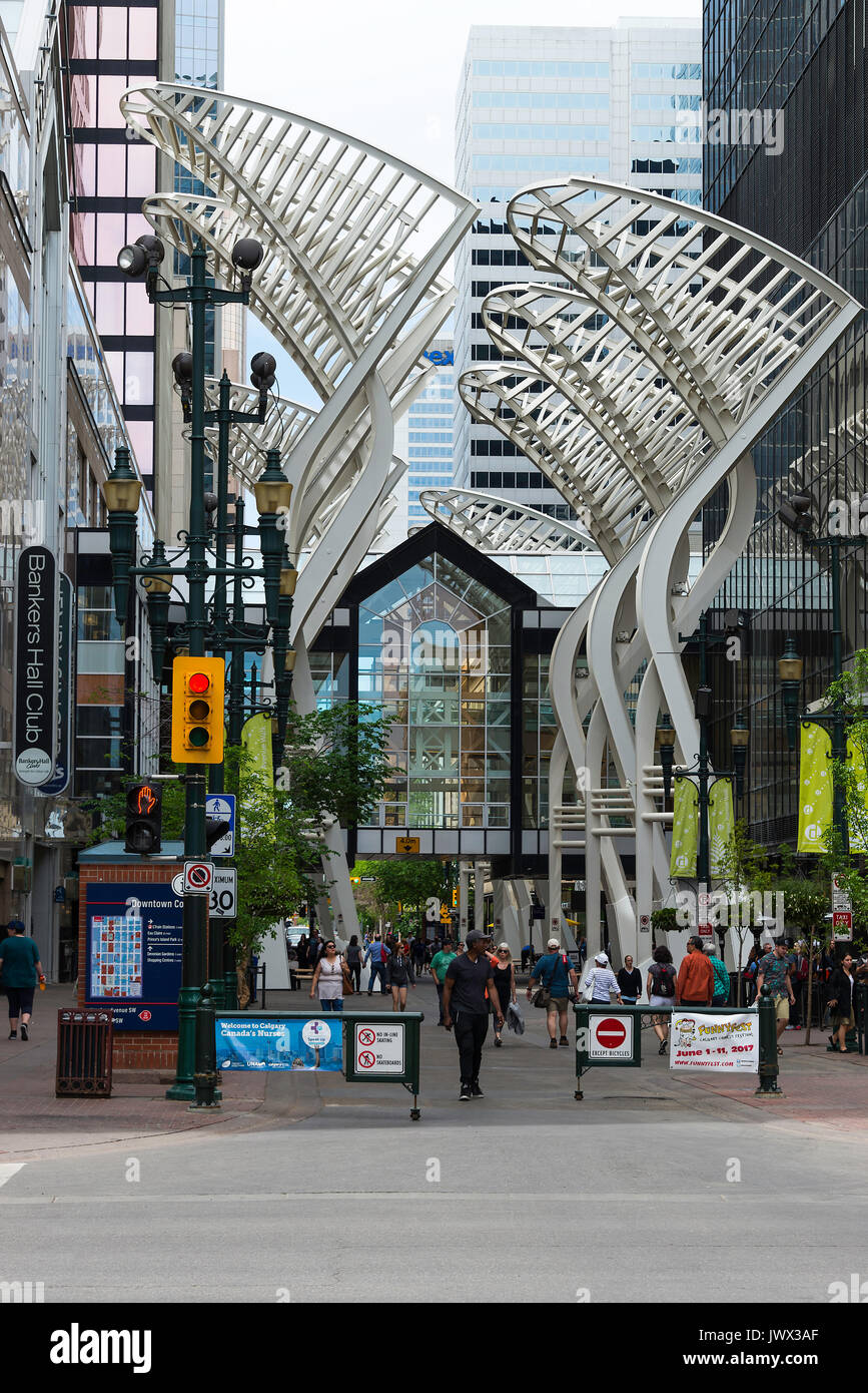 Die Fußgängerzone 8 Avenue SW in der Nähe der Einfahrt zum Einkaufszentrum, Geschäfte, Bars und Restaurants in der Innenstadt von Calgary, Alberta Kanada Stockfoto
