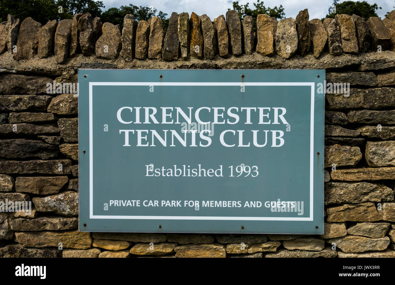 Cirencester Tennis Club anmelden, um eine Mauer aus Stein auf der Bathurst Immobilien angebracht. Cirencester Gloucestershire, England, UK. Stockfoto