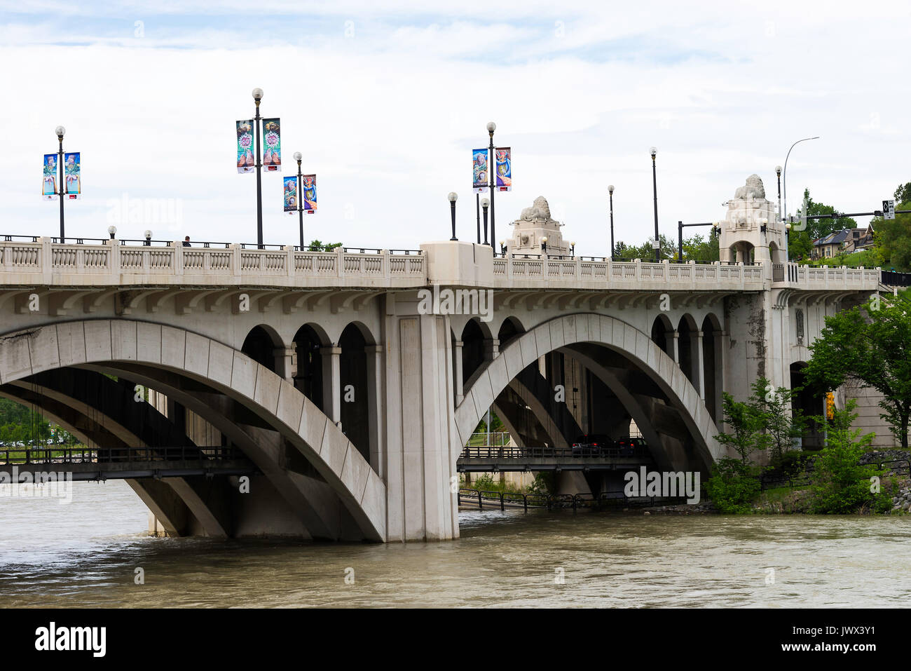 Das Zentrum Straße, Straßenbrücke über den Bow River in der Innenstadt von Calgary, Alberta Kanada Stockfoto