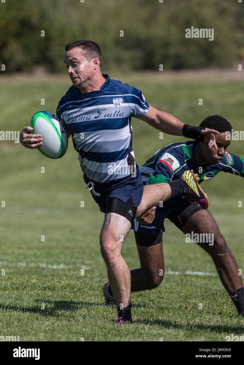 Rugby Aktion mit Chico mächtigen Eichen vs Central Coast Beachdogs am Mount Shasta Sevens Turnier in Mount Shasta, Kalifornien. Stockfoto