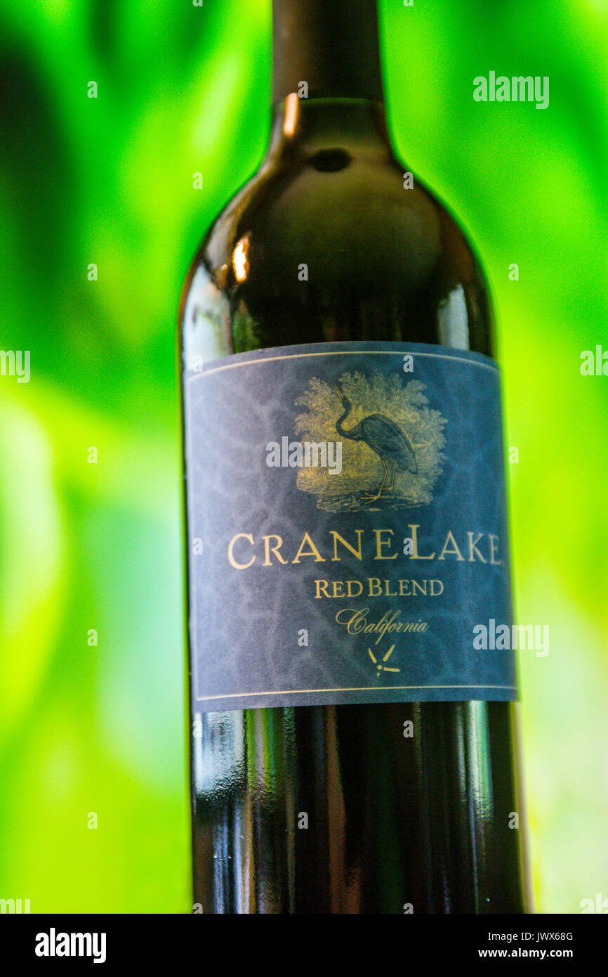 Crane Lake Rotwein einen sehr guten und günstigen Wein aus Bronco Wine Company bekannt für Trader Joe zwei Buck Chuck Marke der Weine Stockfoto Crane Lake Rotwein einen sehr guten und günstigen Wein aus Bronco Wine Company bekannt für Trader Joe zwei Buck Chuck Marke der Weine Stockfoto