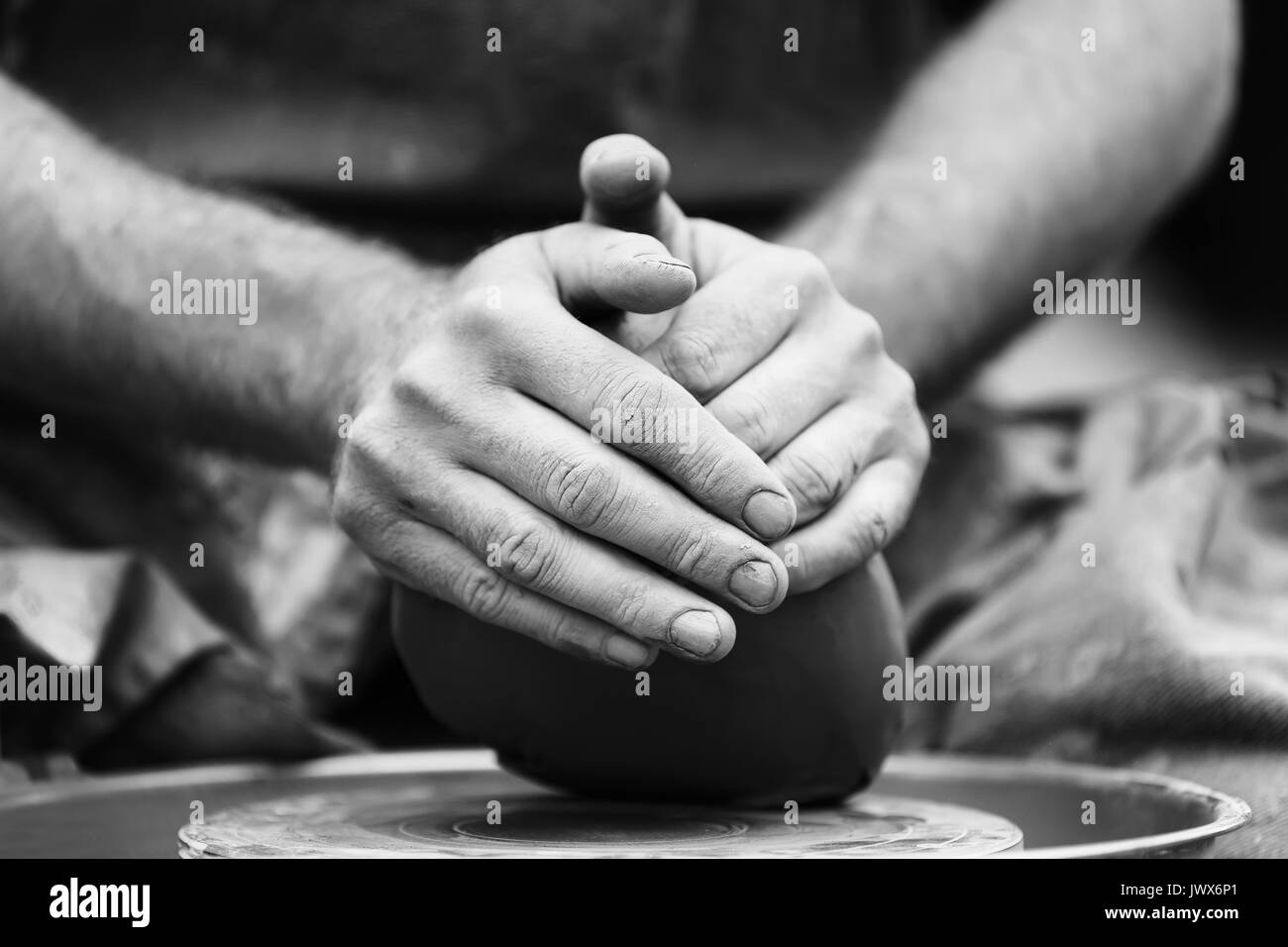 Hände eines Töpfers. Potter, wodurch Keramiktopf auf der Töpferscheibe Stockfoto