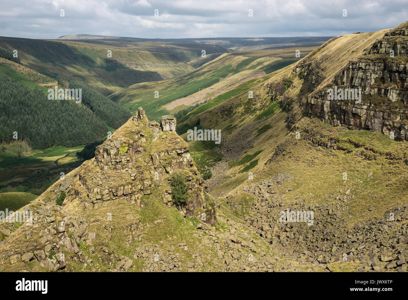 Alport Burgen, eine dramatische natürliche Eigenschaft in der alport Tal, Peak District, Derbyshire, England. Felsformation wie der Tower bekannt. Stockfoto