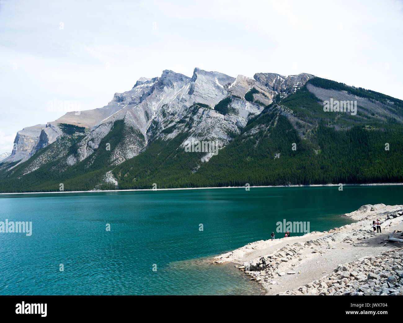 Die schöne Alpha Assault blaue Wasser des Lake Minnewanka im Banff Nationalpark Banff, Alberta, Kanada Stockfoto