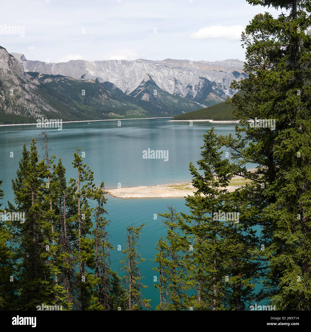 Die schöne Alpha Assault blaue Wasser des Lake Minnewanka im Banff Nationalpark Banff, Alberta, Kanada Stockfoto