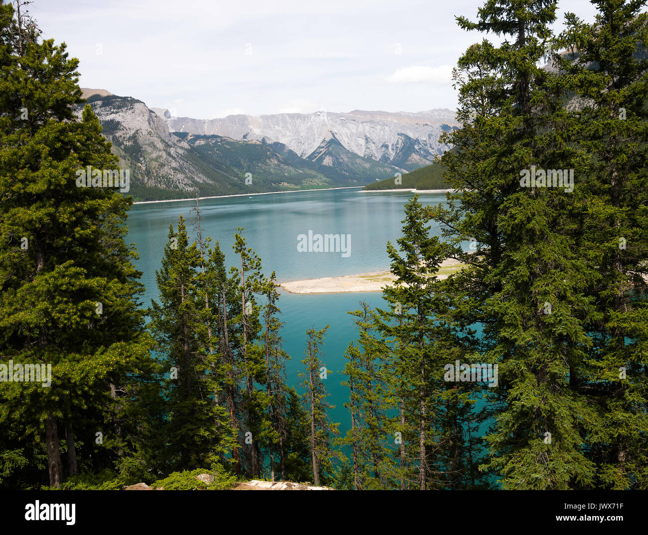 Die schöne Alpha Assault blaue Wasser des Lake Minnewanka im Banff Nationalpark Banff, Alberta, Kanada Stockfoto