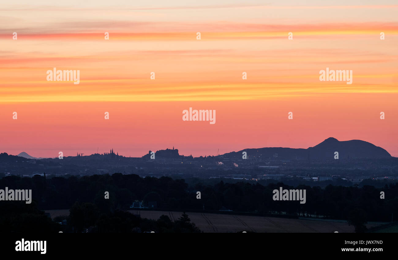 Das Edinburgh Castle und die Skyline von Edinburgh im Morgengrauen auf der Suche von West Lothian gesehen. Stockfoto