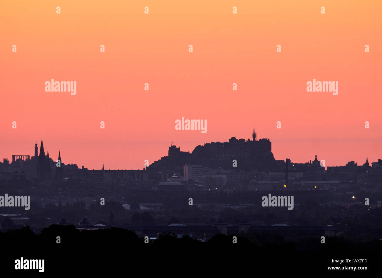 Das Edinburgh Castle und die Skyline von Edinburgh im Morgengrauen auf der Suche von West Lothian gesehen. Stockfoto