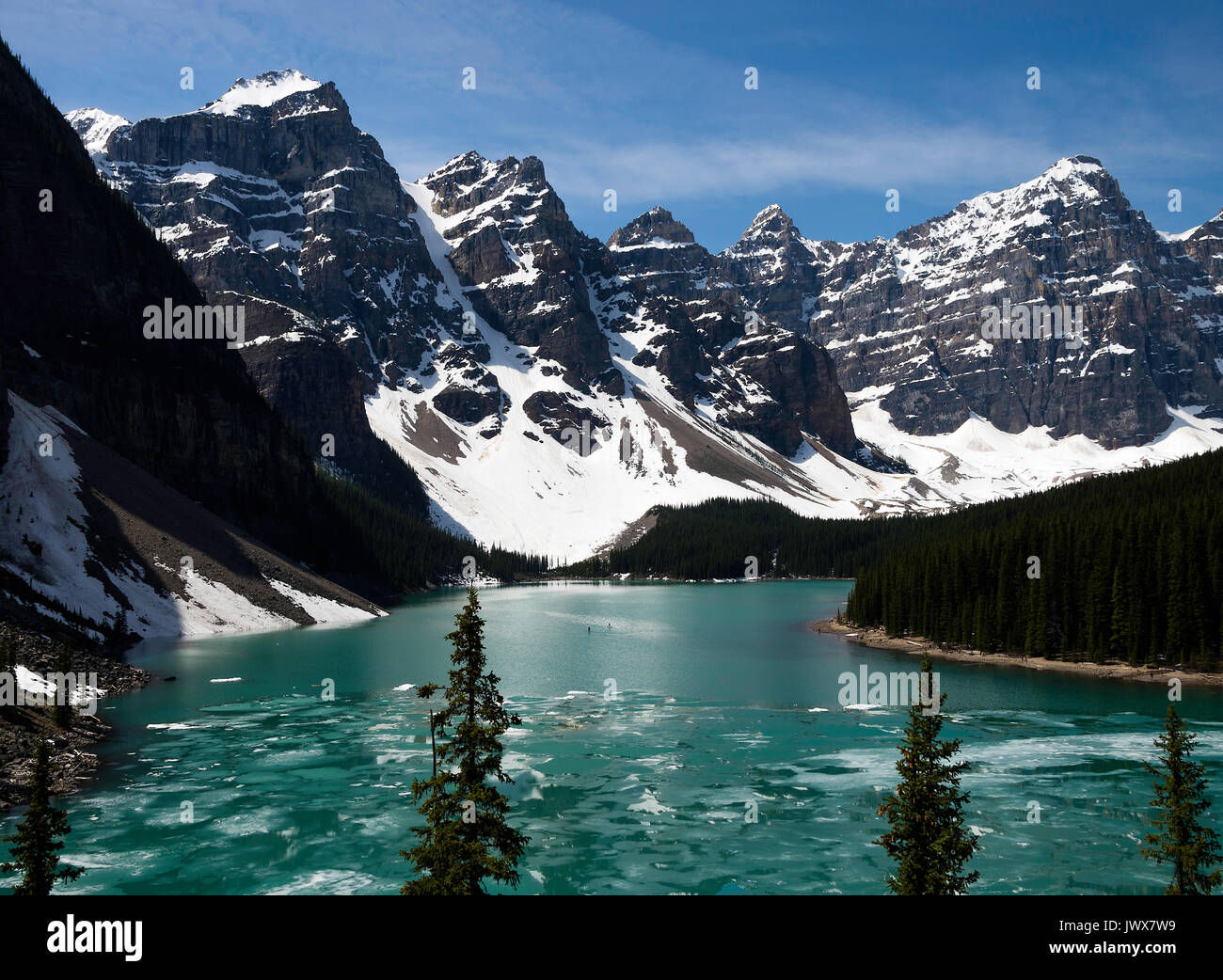Die beeindruckende grüne Wasser der Moraine Lake im Banff Nationalpark der Kanadischen Rockies Alberta Kanada Stockfoto
