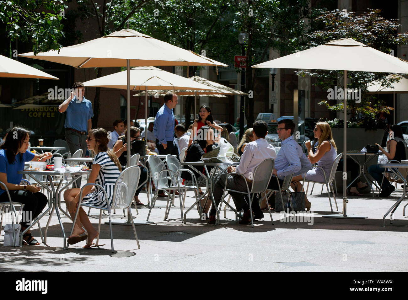 Büroangestellte Mittagessen Zeit Menge Outdoor Cafe Boston Massachusetts Stockfoto