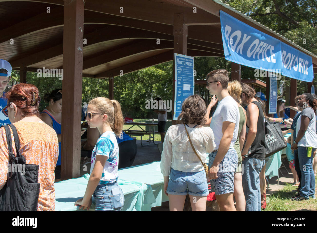 Menschen kaufen Tickets für Austin Ice Cream Festival. Banner und Schilder auf im Kiosk. Stockfoto