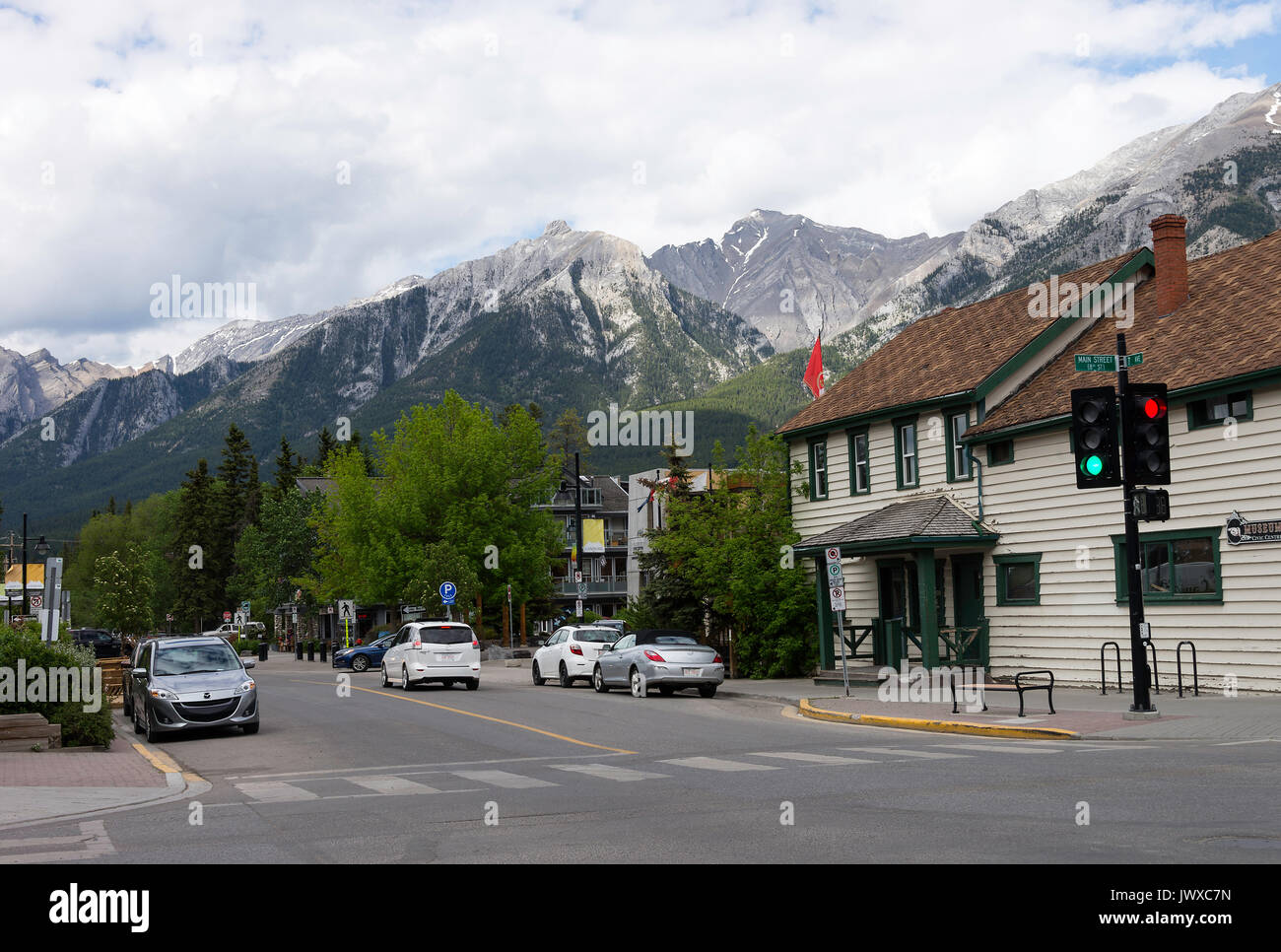 Schöne Canmore Stadt mit Pinienwald und den Rocky Mountains im Hintergrund Alberta Kanada Stockfoto