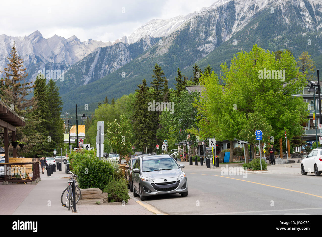 Schöne Canmore Stadt mit Pinienwald und den Rocky Mountains im Hintergrund Alberta Kanada Stockfoto