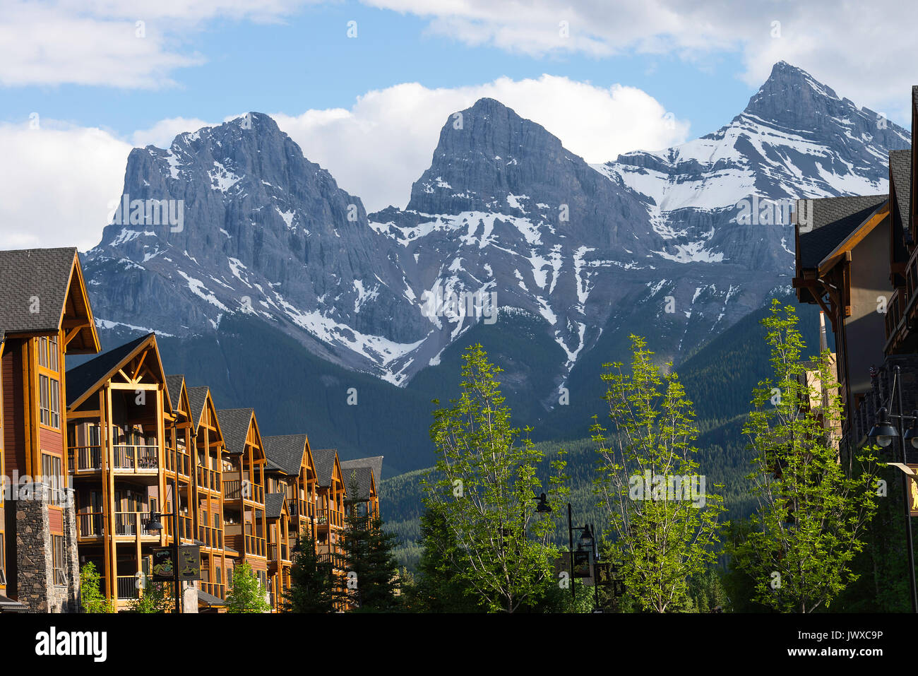 Apartment Gebäude in Canmore durch die Rocky Mountains im Banff National Park in Alberta, Kanada übersehen Stockfoto