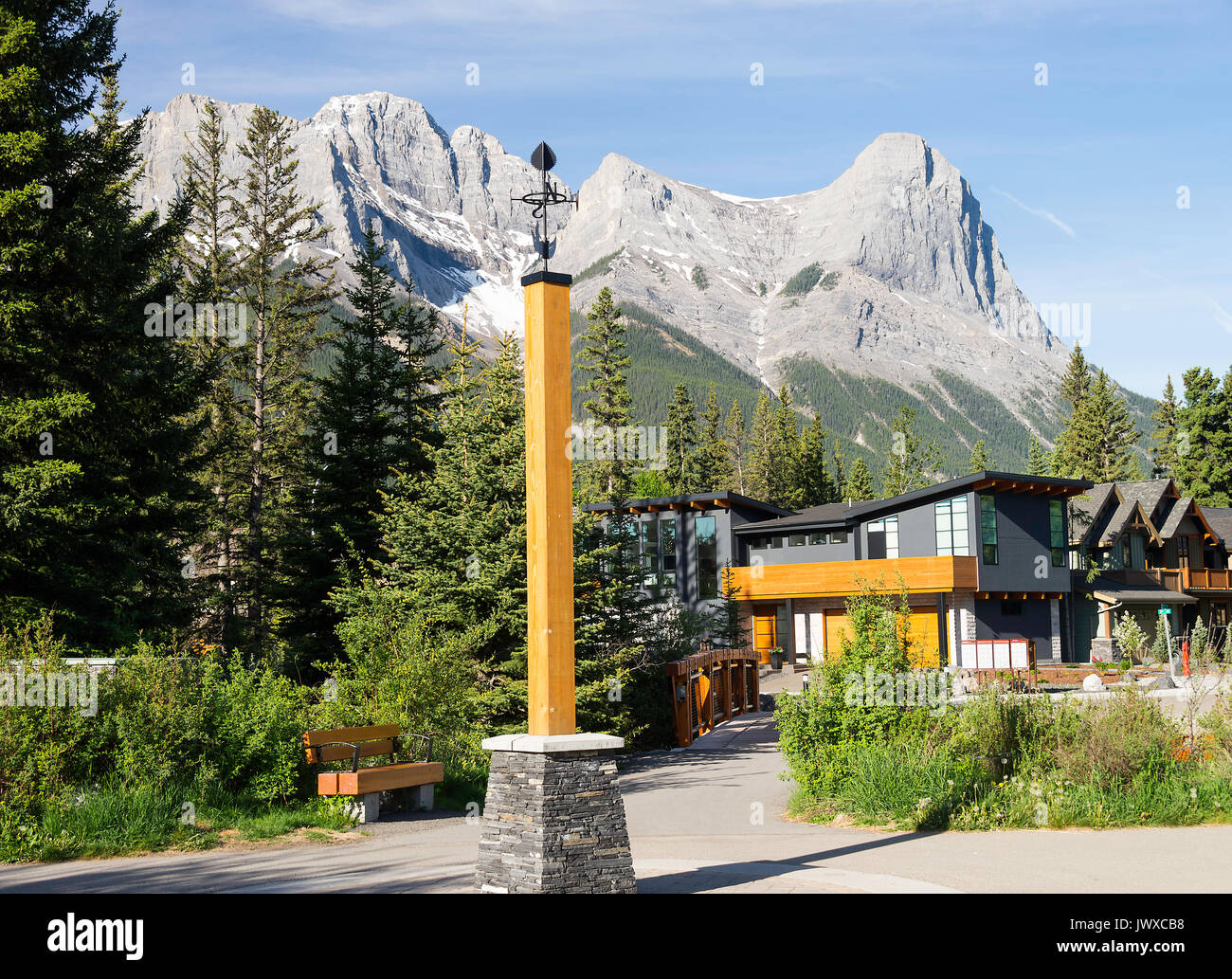 Schönen Gehäuse und Rocky Mountain Szenen und Kiefernwald in Canmore Banff National Park, Alberta, Kanada Stockfoto