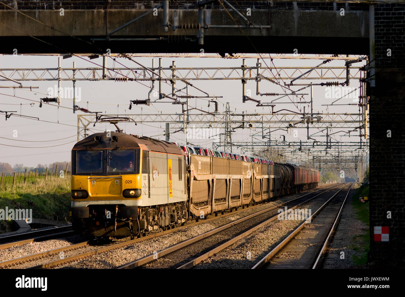 Eine Klasse 92 elektrische Lokomotive arbeiten ein Unternehmen Fracht an Cheddington auf der West Coast Main Line. Stockfoto