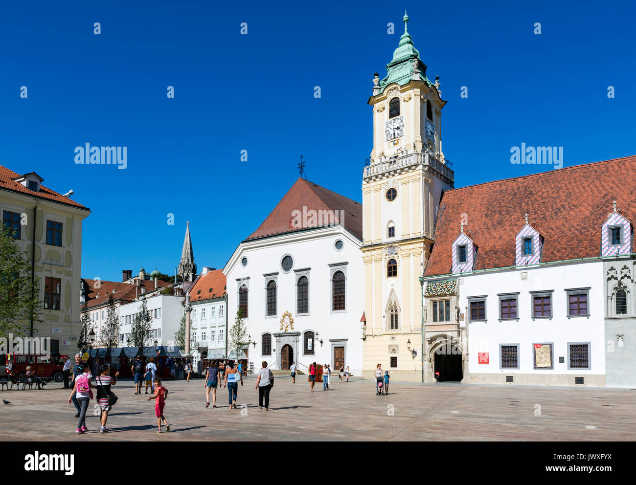 Heiligen Erlöser Kirche (Jesuitenkirche) und dem Alten Rathaus auf Hlavné námestie (Hauptplatz), Altstadt, Bratislava, Slowakei Stockfoto