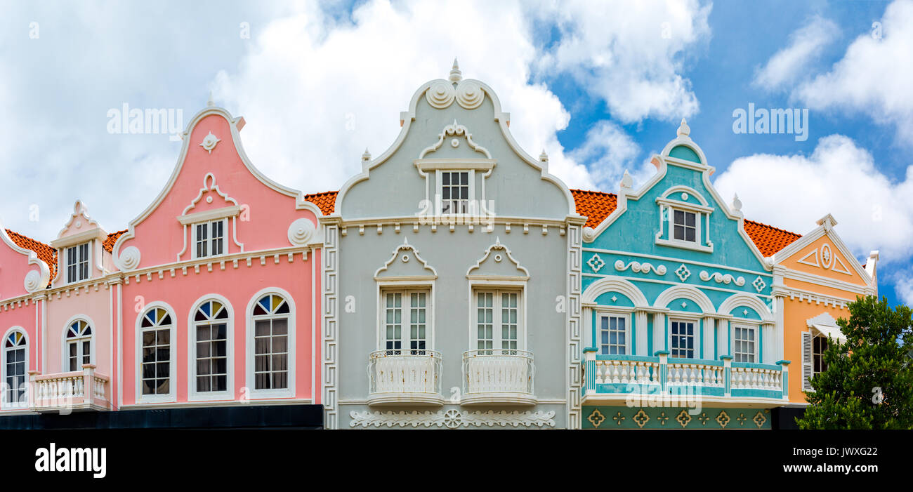 Oranjestad downtown Panorama mit typisch niederländische Kolonialarchitektur. Oranjestad ist die Hauptstadt und größte Stadt von Aruba Stockfoto