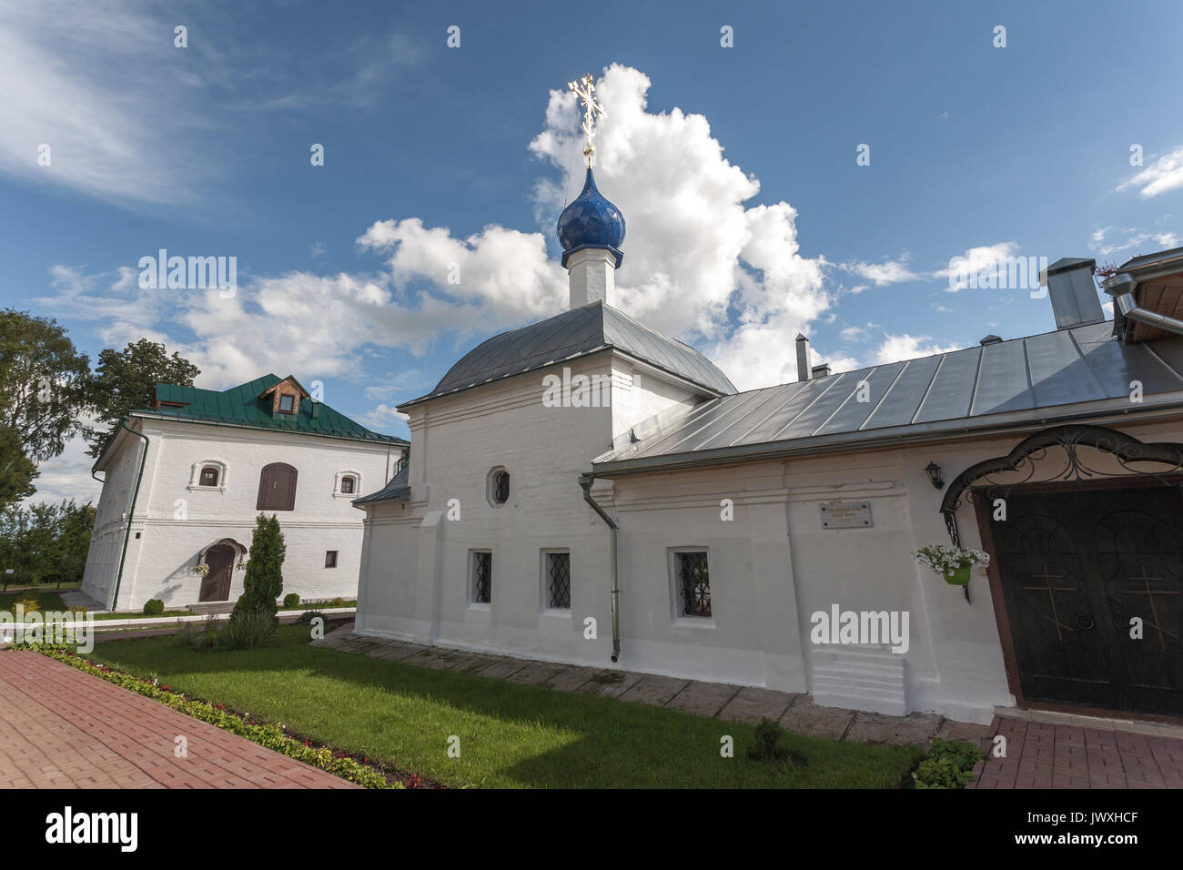Dome der Christlich-orthodoxen Kirche vor dem Hintergrund der blauen Himmel und weißen Wolken Stockfoto