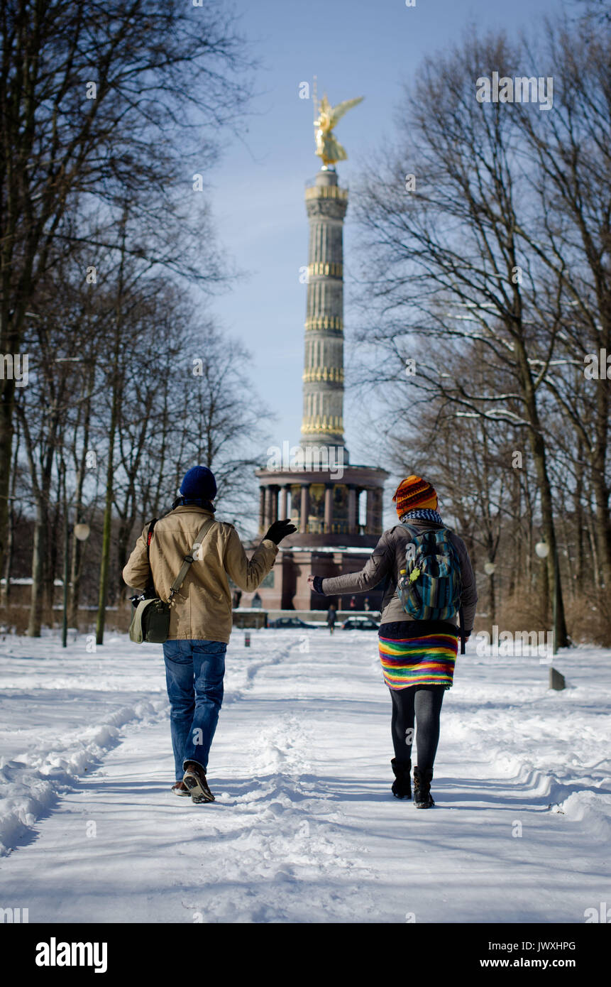 Paar in Verschneiten Tiergarten, Berlin Stockfoto