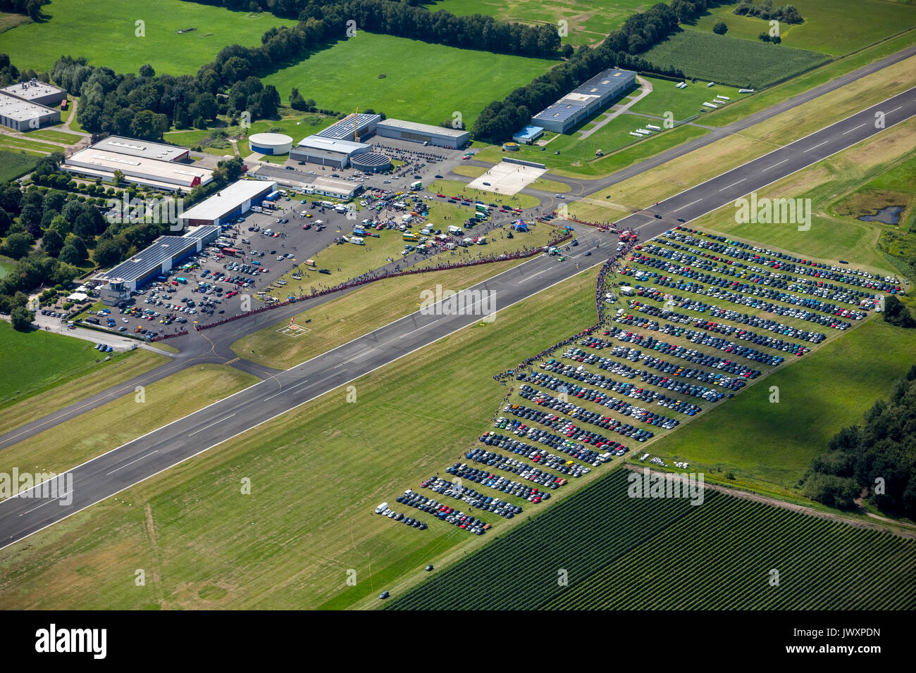 Bottrop, Rennen am Flughafen, Flugplatz Schwarze Heide, 1/4 Meile Rennen, Drag Racing, Car Racing auf der Landebahn, Ruhrgebiet, Nordrhein-Westfalen, Deutschland, und Stockfoto