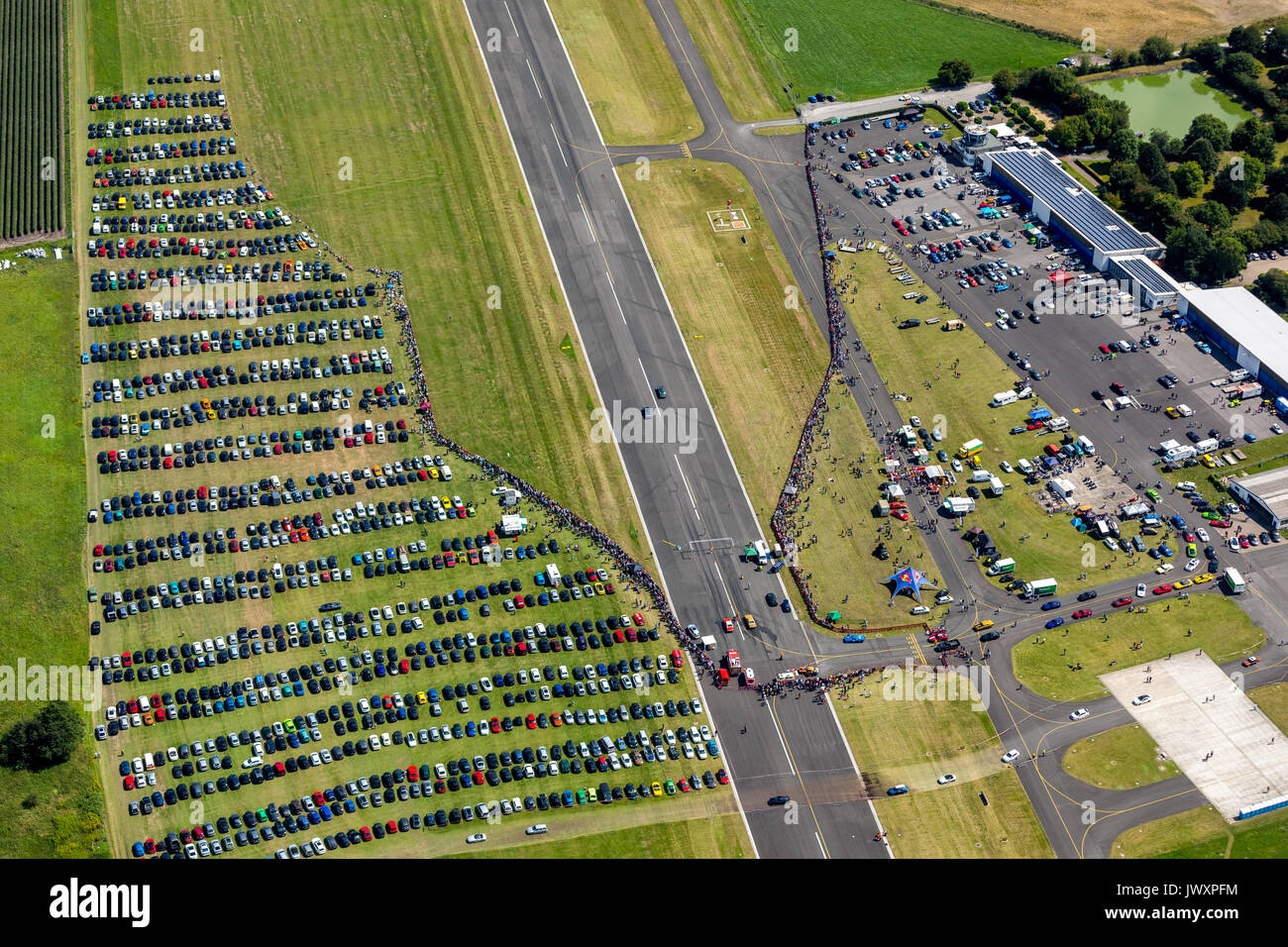 Bottrop, Rennen am Flughafen, Flugplatz Schwarze Heide, 1/4 Meile Rennen, Drag Racing, Car Racing auf der Landebahn, Ruhrgebiet, Nordrhein-Westfalen, Deutschland, und Stockfoto
