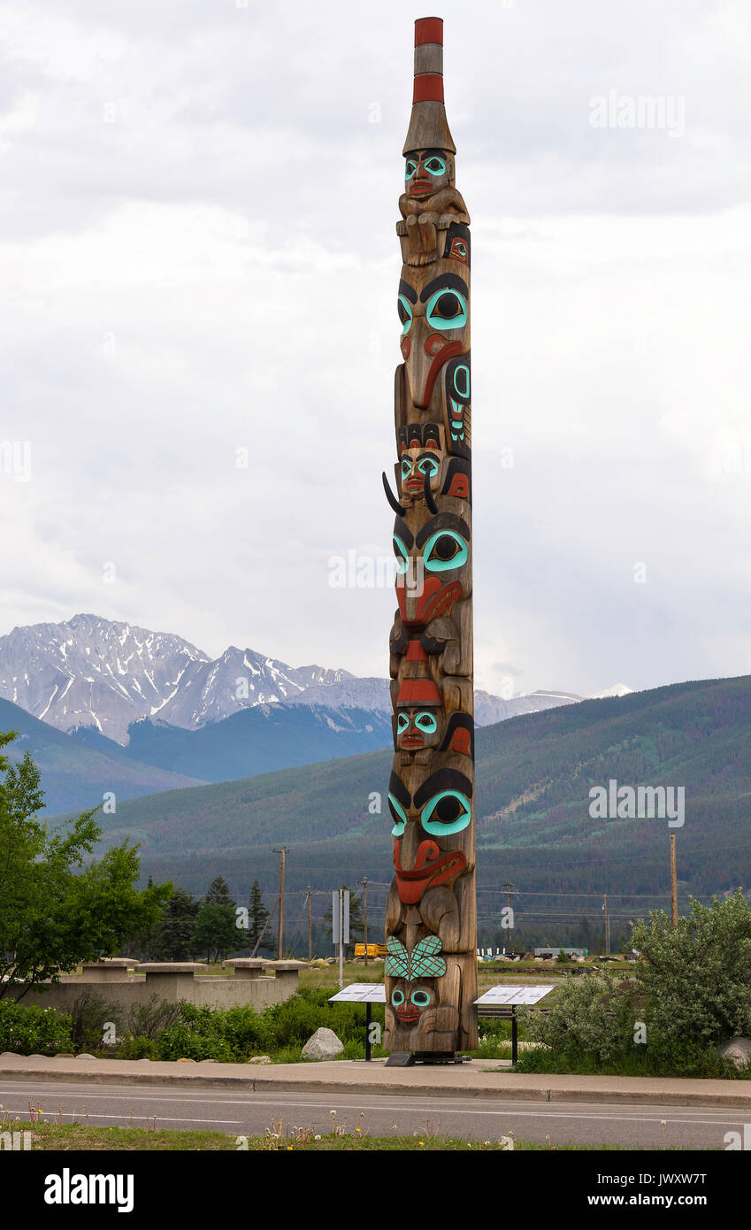 Eine große Totem Pole, die das kulturelle Erbe der Ureinwohner in Jasper Town Center Alberta Kanada Stockfoto