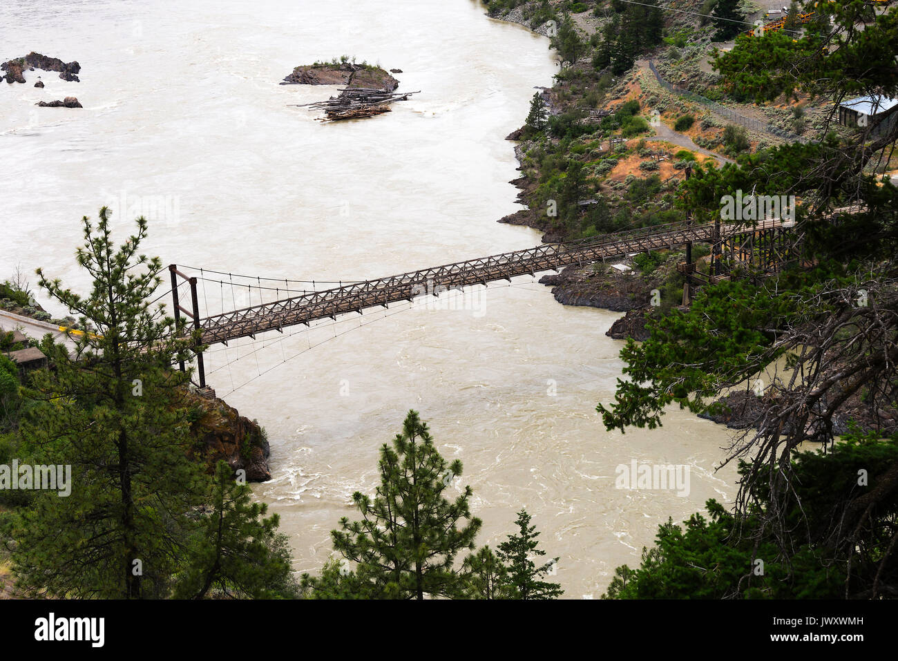 Eine schmale Holzfußboden, Straßenbrücke über den Fraser River in der Nähe von Lillooet British Columbia Kanada Stockfoto