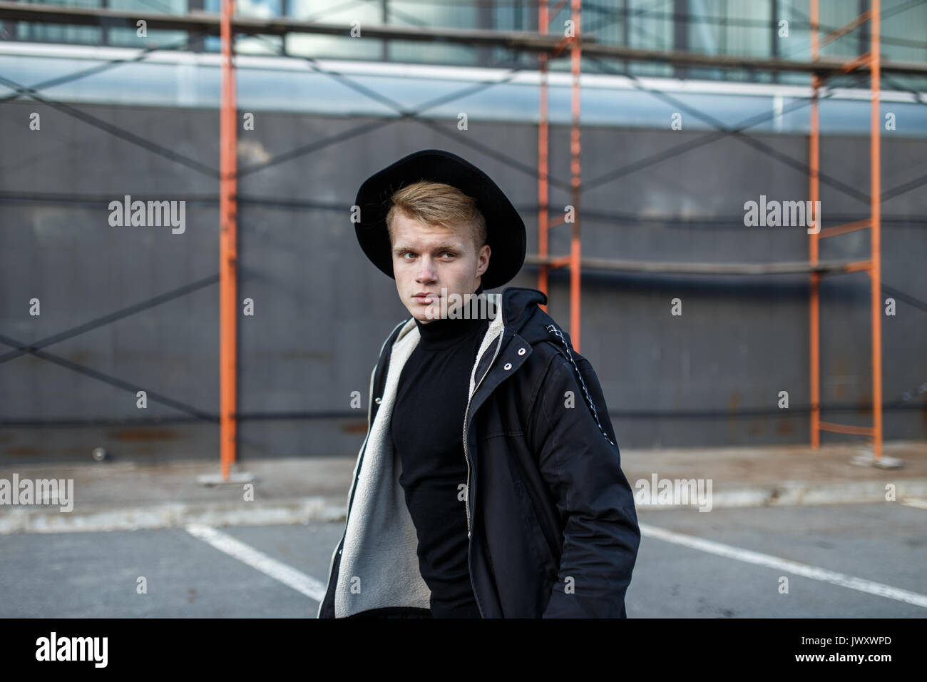 Junge stilvollen Mann in modischen Verschleiß ist weg schauen beim Stehen im Freien. Street Style. Stockfoto