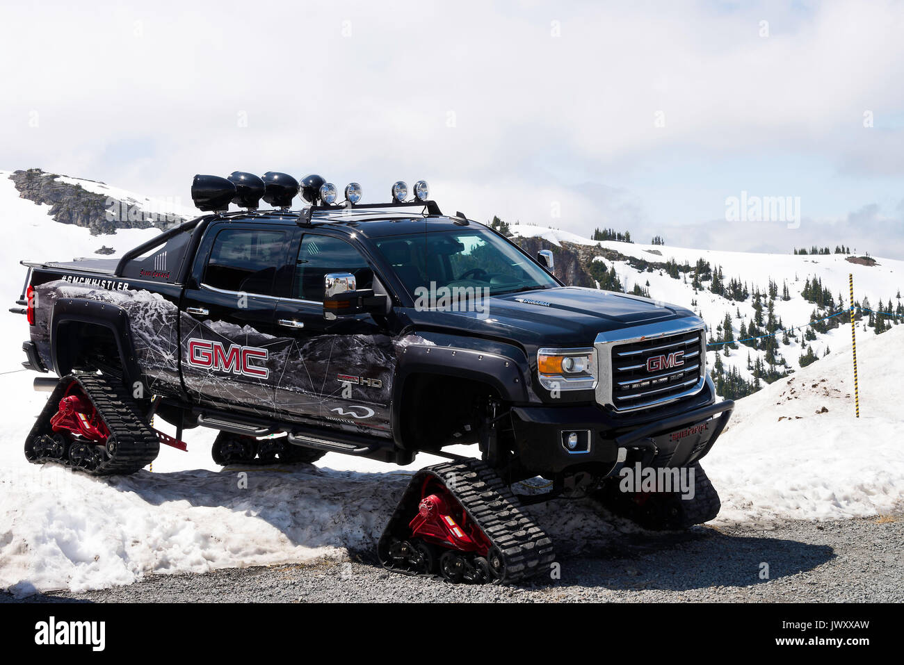 Ein GMC Truck mit Caterpillar Tracks bietet Touren in Whistler Ski Resort Mount Whistler British Columbia Kanada Stockfoto