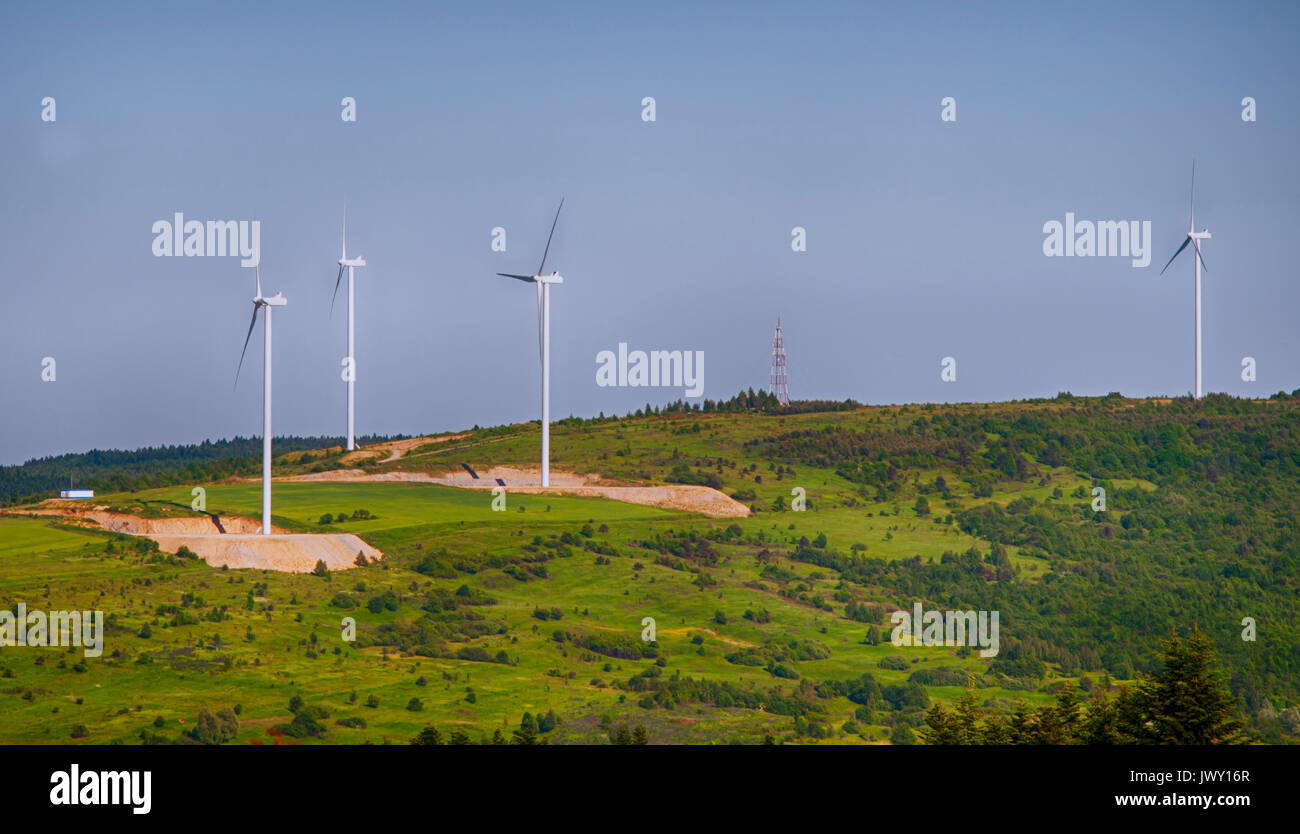 Windmühlen zur Stromerzeugung auf Berg Stockfoto