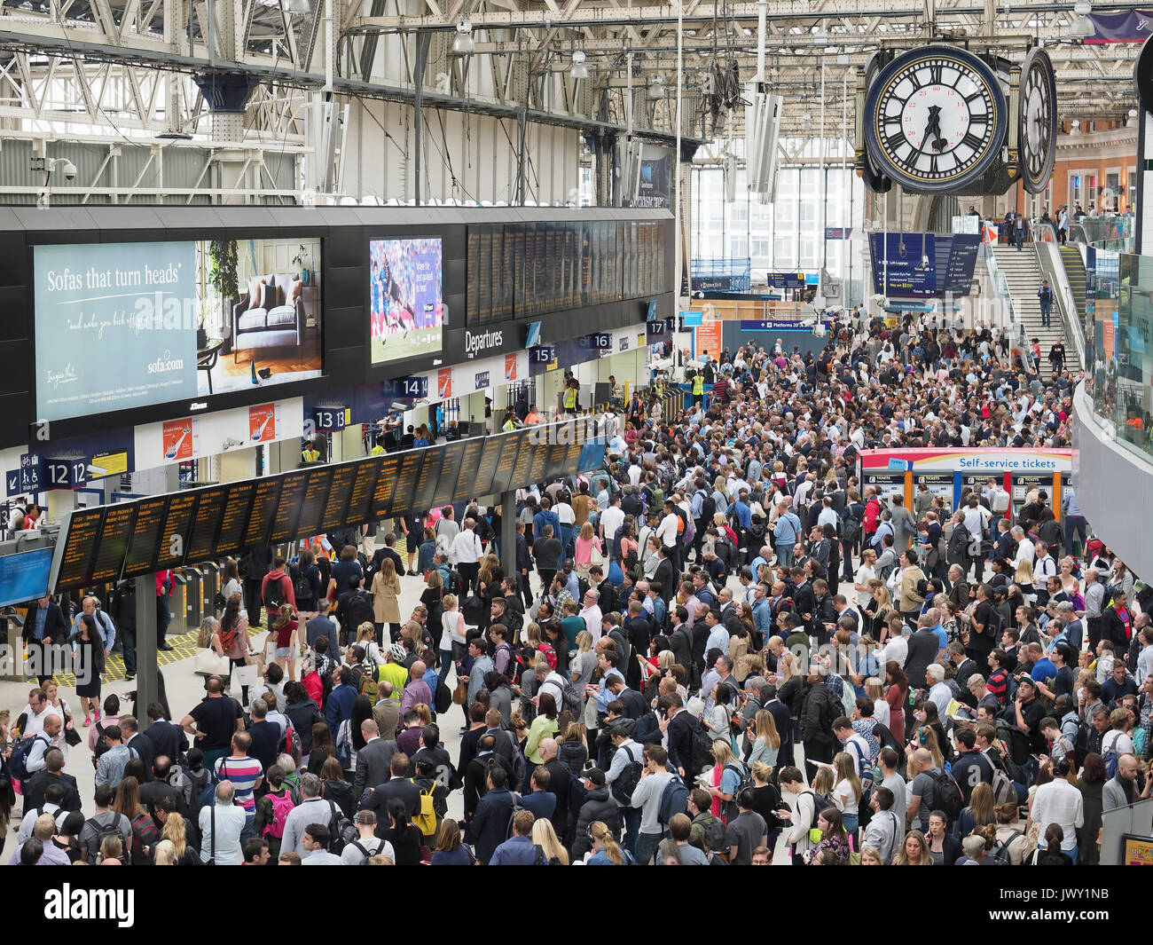Ein Blick auf die überfüllte Bahnhofshalle am Waterloo Station in London wegen Plattform Verschlüsse während der Station Upgrade 2017 Stockfoto
